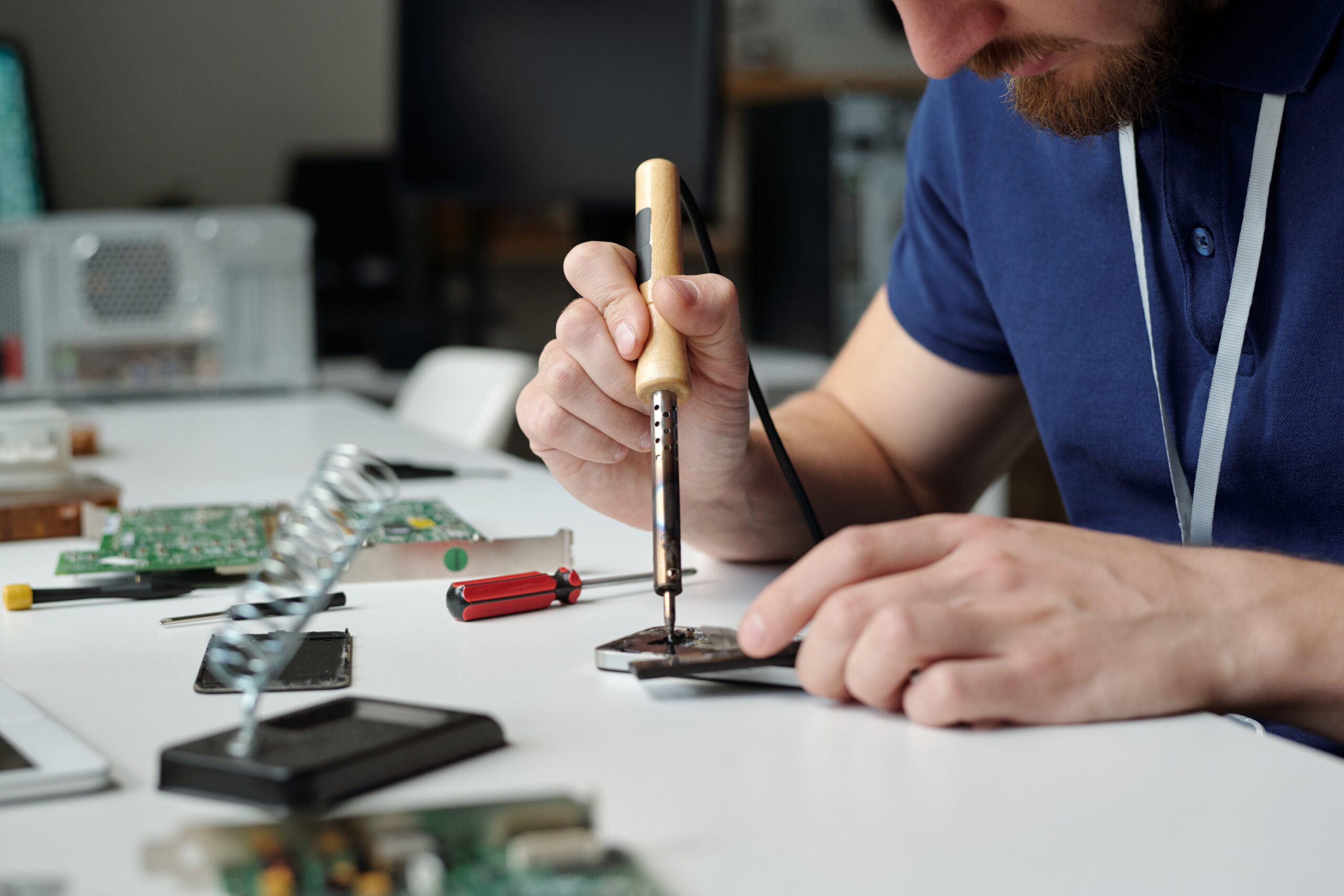 Repairing detail of broken smartphone